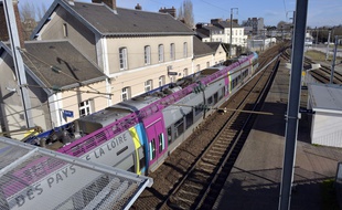Un train TER à la gare de Chantenay à Nantes.