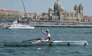 Nathalie Benoit, championne paralympique en aviron, a connu la délivrance mardi, en entrant dans le Vieux port de Marseille sous les vivats d'une petite foule émue et, après plus d'un millier de km parcourus à la rame sur fleuves, canaux et mer