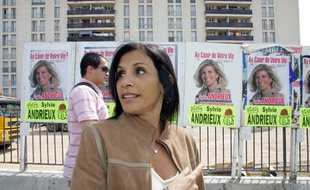 L'UMP Nora Preziosi, lors de le campagne pour les législatives, le 21 mai 2007 à Marseille.