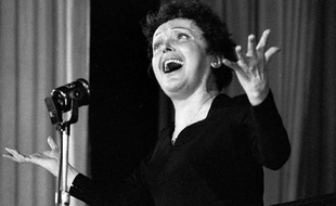 Edith Piaf en concert à Melun dans les années 50.