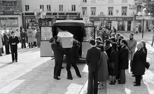 Des familles de victimes de l'attentat à la bombe qui avait fait 4 morts rue Copernic en 1980, se sont réunies mercredi sur les lieux de l'explosion pour témoigner de leur mobilisation avant la décision de la justice canadienne, qui doit statuer sur l'extradition du principal suspect.