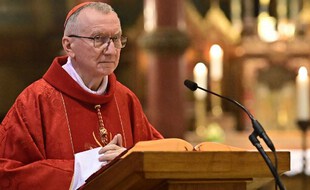 Le secrétaire d'État du Vatican, le cardinal Pietro Parolin, célèbre la messe à la basilique Saint Johannes à Berlin le 29 juin 2021.