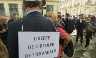 Manifestation des commerçants et des patrons devant la préfecture