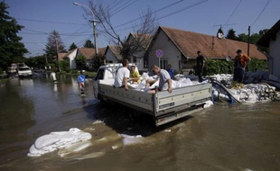 es autorités ont demandé dimanche l'évacuation de 15.000 habitants à Magdebourg, dans l'est de l'Allemagne, où l'inquiétude était forte face à des inondations historiques qui ont touché plusieurs pays d'Europe centrale et menacent désormais la Hongrie, où le Danube a atteint un niveau record.