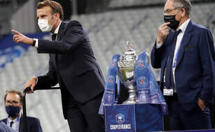 Le président Macron en compagnie de Noël Le Graët, le patron de la FFF, lors de la finale de la Coupe de France entre le PSG et Saint-Etienne le 24 juillet 2021.