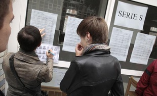 Des élèves cherchent leurs résultats au bac 2013, au lycée Fénelon à Lille.