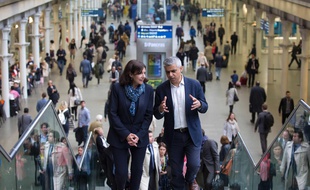 Anne Hidalgo, maire de Paris, accueillie par Sadiq Khan, nouveau maire de Londres à la gare de St Pancras.