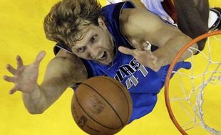 Dirk Nowitzki, l'ailier des Dallas Maverick, lors du match 2 contre le Miami Heat en finale NBA, le 2 juin 2011.
