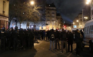 Des pros et anti-Dieudonné s'affrontent devant le théâtre de la Main d'or, à Paris, le 16 janvier 2014.