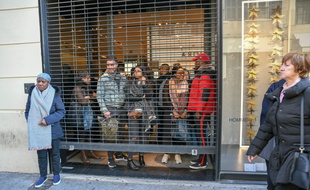 Des boutiques ont baissé leurs grilles le temps de laisser passer le cortège.