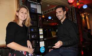 Les deux fondateurs de The Charging Place, Anne Mouchet et Jérémi Navarro, ici au bar Les Piétons, rue des Lombards à Paris. Il s'agit du premier établissement équipé de leur borne qui permet de recharger son téléphone portable dans des casiers sÈcurisÈs.