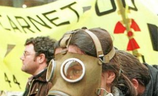 Manifestation contre le projet de centrale nucléaire au Carnet en 1997.