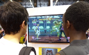Des enfants jouent au jeu vidéo à la Japan Expo, au Parc des Expositions, à Villepinte, le 2 juillet 2014.