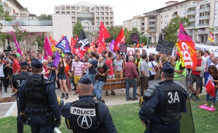 Le contre-meeting pour protester contre la réunion de rentrée du PS et du gouvernement, a réuni entre 300 et 500 personnes, le 29 août 2016 à Colomiers, en Haute-Garonne.