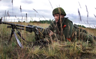 Lituanie, le 14 juin 2014. Un soldat lituanien participe à un exercice militaire.