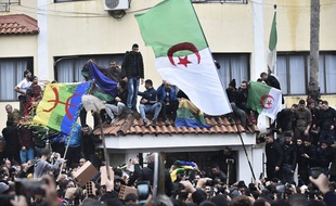 Des manifestants devant la sous-préfecture de Tizi-Ouzou, en Kabylie le 8 décembre 2019.