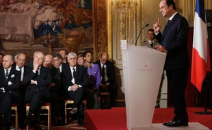 François Hollande a clairement revendiqué mardi sa ligne sociale-démocrate avec un geste concret en faveur des entreprises, auxquelles il a promis un allègement des charges de 30 milliards d'euros, et s'est engagé à clarifier la situation de son couple après les révélations de Closer.