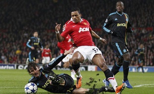 Gabriel Heinze s'interpose devant Nani, le 15 mars 2011, à Manchester.