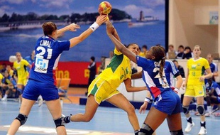 Les handballeuses françaises (en bleu) face au Brésil le 5 décembre 2009 aux championnats du monde en Chine.