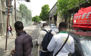 Paris, le 7 juillet 2014, une quinzaine d'adolescents venus majoritairement d'Afrique attendent pendant des semaines une premiËre Èvaluation de leur situation et espËrent obtenir le statut de mineur isolÈ Ètranger.