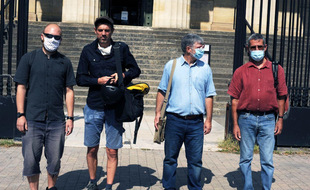 Une partie des décrocheurs de portraits d'Emmanuel Macron, devant la cour d'appel de Bordeaux, le 16 septembre 2020