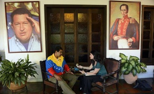 Nicolas Maduro se souvient qu'il n'a pu prononcer un mot des heures durant quand Hugo Chavez lui a annoncé qu'il devrait diriger le Venezuela si sa santé ne lui permettait plus de le faire. Aujourd'hui, le chef de l'Etat par intérim assure être "préparé" et garantit que "la révolution est unie", à quinze jours de la présidentielle.