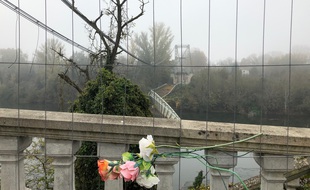 Un an après son effondrement, les vestiges du pont de Mirepoix sur Tarn sont toujours visibles.