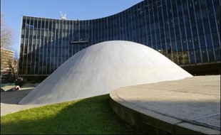 Le Parti communiste français qui reconnaît une situation financière "tendue", exclut toute vente de ses "bijoux de famille", que ce soit son siège signé Niemeyer ou sa tapisserie de Fernand Léger, mais il pourrait être amené à réduire le nombre de ses permanents.