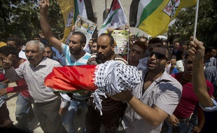 Des Palestiniens portent le corps du petit Ali Dawabcheh, 18 mois, brûlé vif dans l'incendie de la maison familiale imputé à des extrémistes juifs, le 31 juillet 2015.