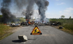 Des pneus incendiés à l'entrée de la raffinerie Total de Donges près de Nantes, le 27 mai 2016