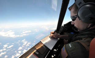Un avion américain participe aux recherches pour retrouver des débris du vol EgyptAir, le 22 mai.