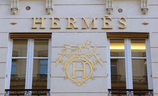 La façade de la boutique de luxe Hermès à Paris