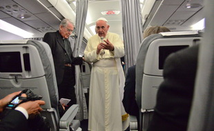 Le 6 juin 2015, le pape François a pris la parole dans l'avion qui le ramenait de Sarajevo à Rome.