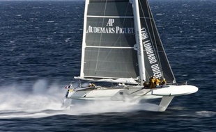 Le groupe français DCNS, spécialisé dans l'armement naval, a décidé d'apporter son soutien au navigateur Alain Thébault, père du trimaran à foils Hydroptère, pour s'attaquer à plusieurs grands records océaniques, dont ceux des traversées du Pacifique et de l'Atlantique.