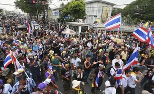 Mardi 26 novembre, des manifestants thaïlandais se mobilisent devant le ministère de l'Intérieur à Bangkok.