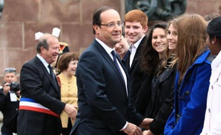 François Hollande a présidé lundi au fort du Mont Valérien (Hauts-de-Seine) une cérémonie pour le 72e anniversaire de l'Appel du 18 juin 1940 lancé par le général de Gaulle, avant de s'envoler pour le sommet des pays du G20 au Mexique.