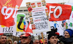 Plusieurs centaines de fonctionnaires et agents publics se sont rassemblés mercredi devant le ministère des Finances à Paris pour réclamer le retrait du projet de réforme des retraites du gouvernement.