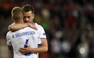 A l'image de cette accolade entre les défenseurs Ragnar Sigurdsson et Kari Arnason, l'Islande s'appuie avant tout sur une grande solidarité sur le terrain.