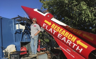 Mike Hughes espère prouver en prenant des photos depuis sa fusée que la Terre est plate.