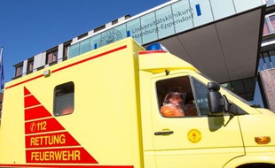 Une ambulance transporte le patient infecté par le virus Ebola arrive à l'hôpital universitaire de Hambourg-Eppendorf, le 27 août 2014