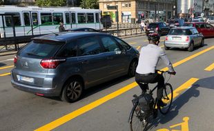 Une voie bus-vélo (au centre) et une voie cyclable ont été ajoutées quai de la fosse, au détriment de voies automobiles.