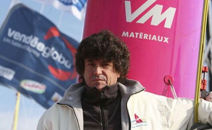 Le skipper français Jean Le Cam a son arrivée aux Sables d'Olonnes à l'issue du Vendée Globe 2008, en janvier 2009.