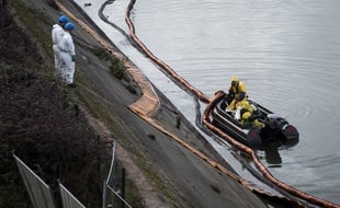 Des membres de l'équipe de dépollution de Lubrizol, à Rouen, le 7 octobre 2019.