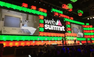 Un ordinateur d'une époque préhistorique au Web Summit 2016, à Lisbonne. Sur scène: Mike Schroepfer, CTO de Facebook.