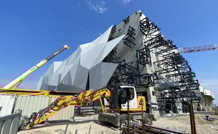 La pose de la coque à facettes du bâtiment a débuté à la Bocca
