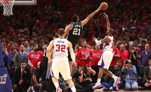 Le joueur des Los Angeles Clippers Chris paul marque le panier décisif contre les San Antonio Spurs, le 2 mai 2015.