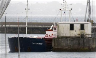 Le commandant du cargo soupçonné d'avoir causé le naufrage d'un caseyeur de Roscoff qui a fait un mort vendredi au large d'Ouessant défend la thèse de l'accident et rejette le délit de fuite, a indiqué dimanche à l'AFP le procureur de la République de Morlaix, Laurent Fichot.