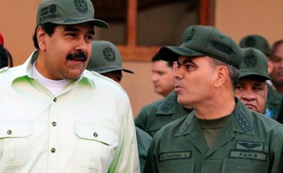 Photo fournie par la présidence vénézuélienne du président du Venezuela Nicolas Maduro (g) et du ministre de la Défense Vladimir Padrino Lopez, lors d'un défilé militaire, à Caracas, le 7 janvier 2016