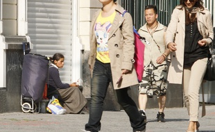 Lille, le 1er septembre 2011. Une mendiante ROM dans une rue près de la gare.