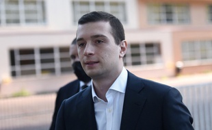 Jordan Bardella, vice-président du Rassemblement national, devant un bureau de vote de Saint-Denis, au premier tour des élections régionales et départementales, le 20 juin 2021. (Illustration)